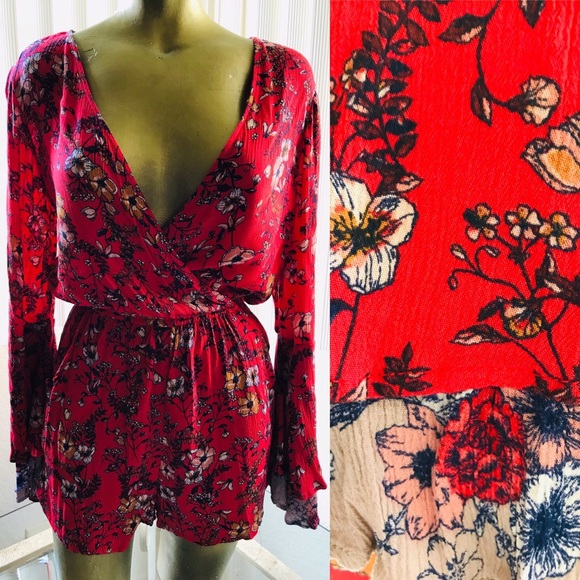 Beautiful NWOT Bell Sleeve FLORAL ROMPER Small - Picture 1 of 8